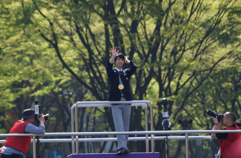 羽生結弦選手の仙台凱旋パレードで定禅寺通りのケヤキ並木を背景にベストショット写真&リアルカイジのコーラ一気飲みタンクトップ男&ウォッチンみやぎ