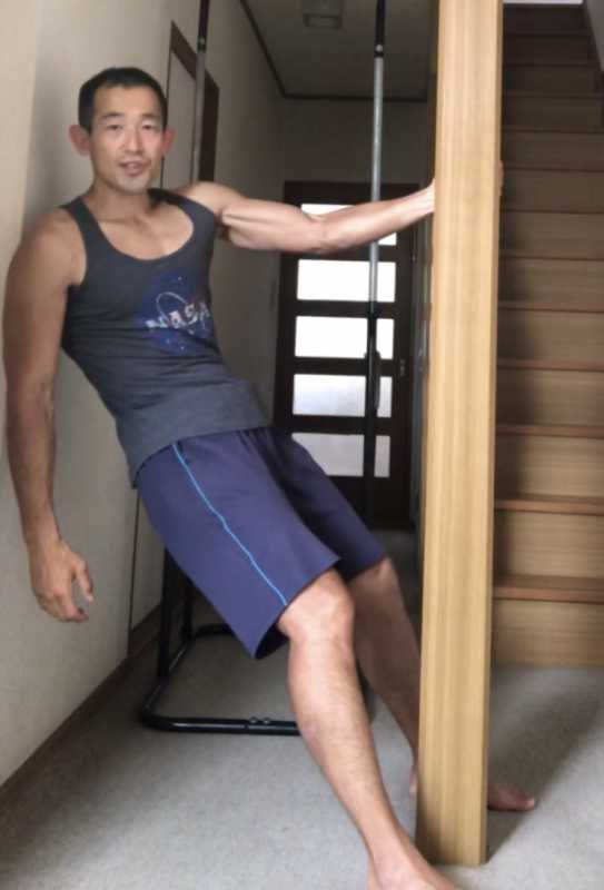 自宅 自重トレーニングで背中を鍛える筋トレ種目を紹介 柱やぶら下がり健康器があるとより良いです